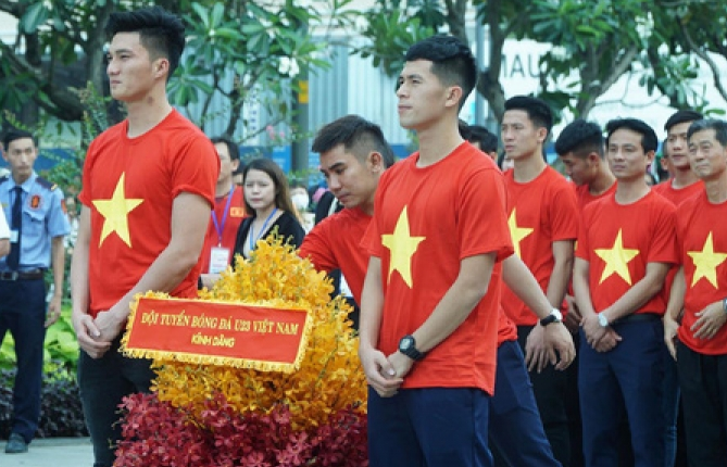 Tuyển thủ U23 Việt Nam dâng hương tại tượng đài Bác Hồ