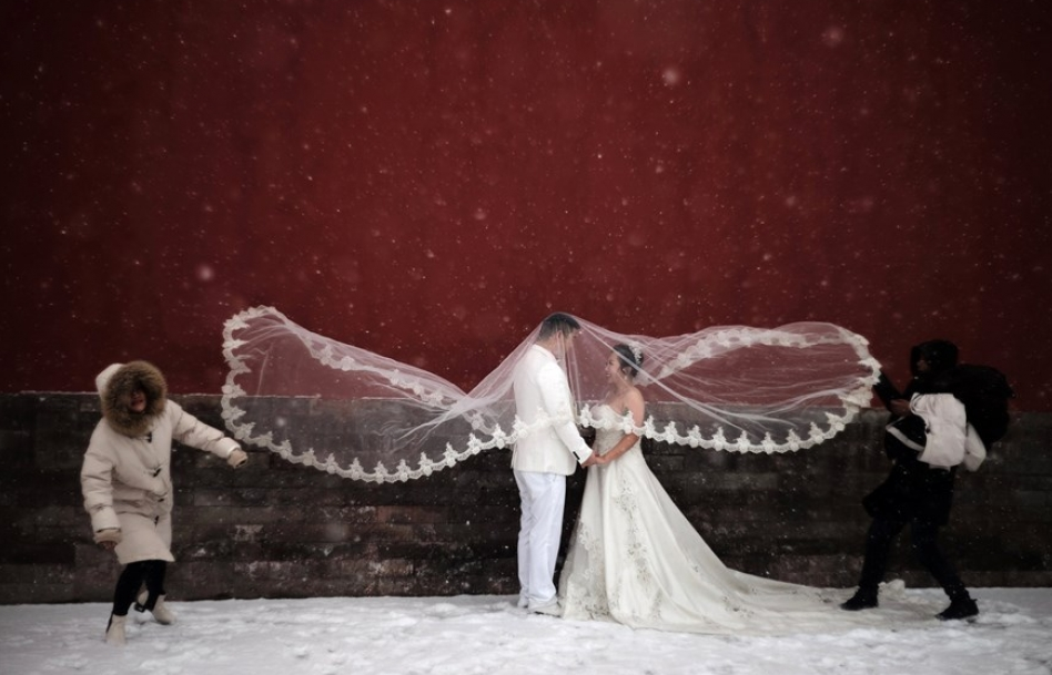 Sự kiện trong tuần qua ảnh (9-16/2): Khi ảnh cưới được chụp dưới tuyết rơi