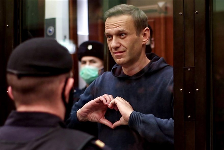 Ảnh ấn tượng tuần (2 8/2): Điều tra nguồn gốc Covid-19, ông Navalny thả tim với vợ và nụ hôn ngọt ngào của vợ chồng tân Tổng thống Mỹ Joe Biden