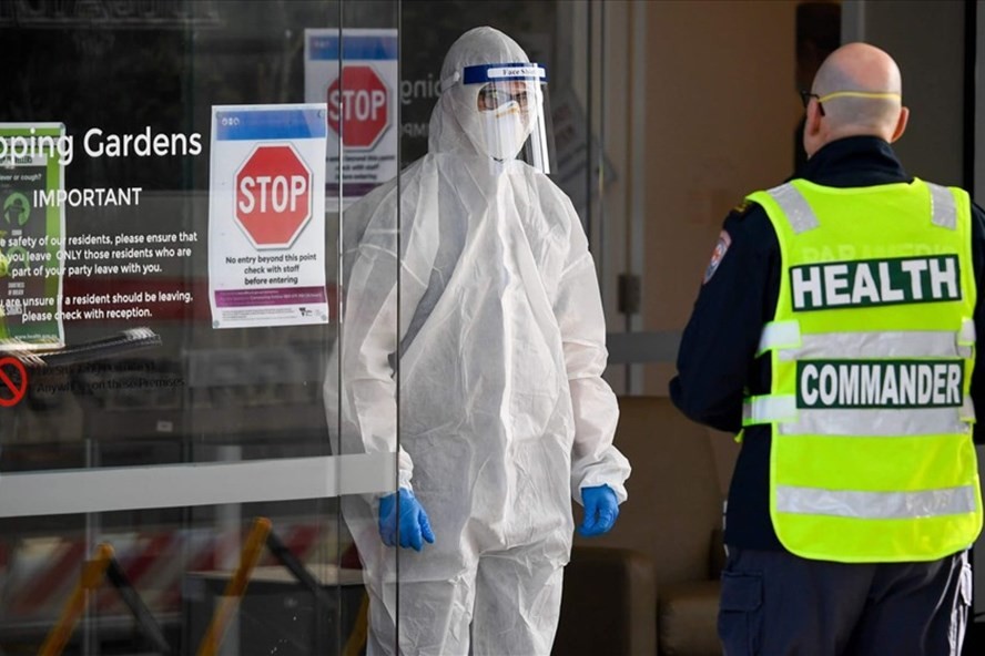 Kiểm soát y tế tại một trung tâm dưỡng lão ở Melbourne, bang Victoria, ngày 29/7/2020. (Nguồn: AFP)