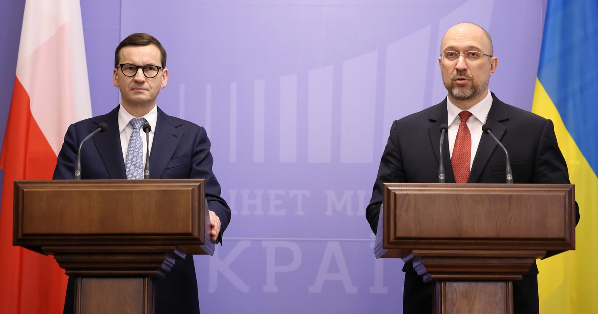 Thủ tướng Ba Lan Mateusz Morawiecki và người đồng cấp Ukraine Denys Shmygal tham dự họp báo sau cuộc hội đàm tại Kiev, Ukraine, ngày ½. (Nguồn: Reuters)