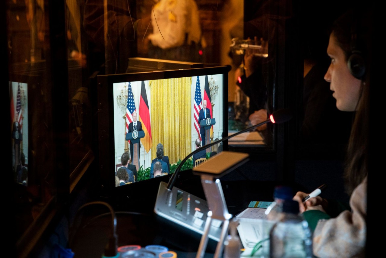 Phiên dịch viên phục vụ cuộc họp báo chung giữa Tổng thống Mỹ Joe Biden và Thủ tướng Đức Olaf Scholz tại Nhà Trắng, ngày 7/2. Hai nhà lãnh đạo đã tìm cách đưa ra một mặt trận thống nhất, nhưng chìa khóa quan trọng điểm dường như vẫn chưa được giải quyết, 