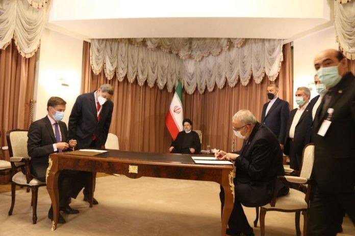 Đại diện Venezuela và Iran ký kết thỏa thuận hợp tác về dầu khí tại Qatar, ngày 22/2. (Nguồn: ultimasnoticias.com.ve)