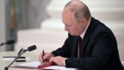 Ảnh ấn tượng tuần (21-27/2): Sắc lệnh lịch sử của Tổng thống Putin, xung đột Nga-Ukraine nóng rẫy, nước mắt, tên lửa, ‘cưới chạy’ chiến tranh ở Kiev