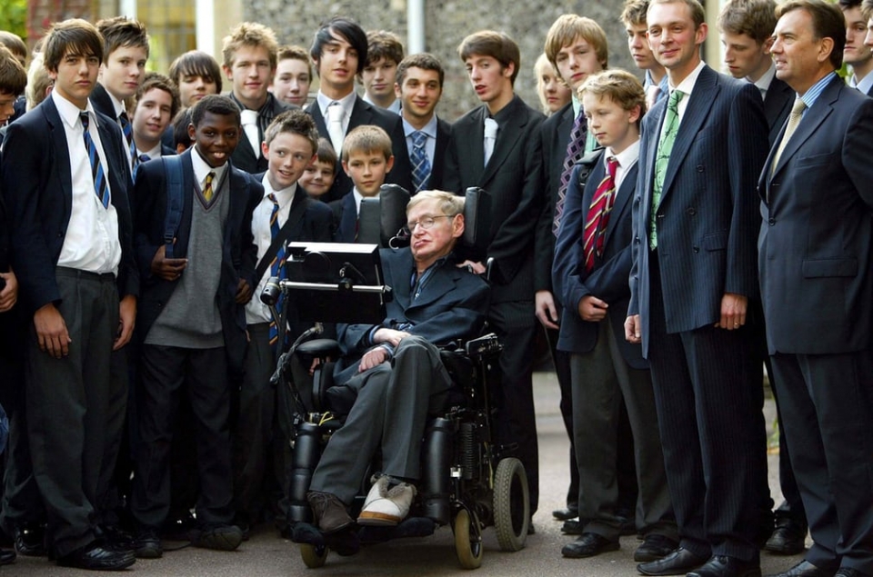 cuoc doi nha vat ly thien tai stephen hawking qua anh