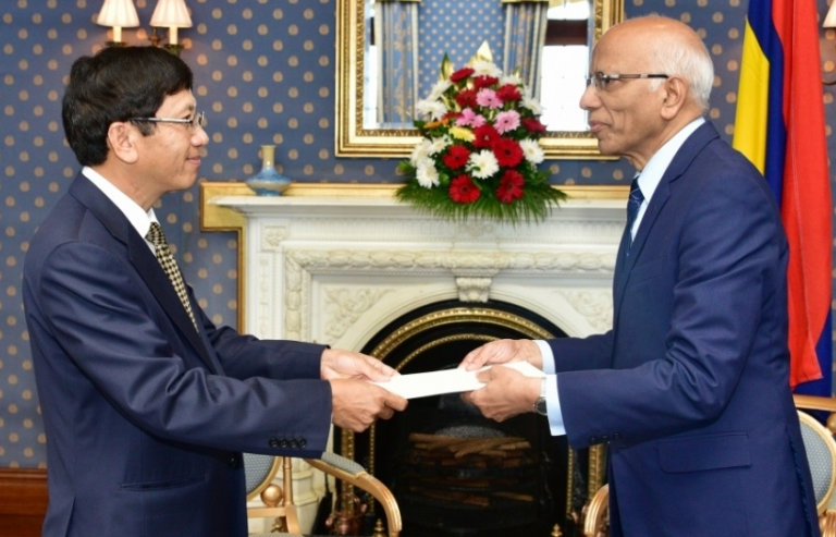 Đại sứ Lê Huy Hoàng trình Thư Ủy nhiệm lên Quyền Tổng thống Cộng hòa Mauritius