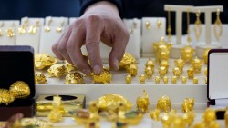 Giá vàng hôm nay 13/3/2023: Giá vàng tăng vọt bất ngờ, nhà đầu tư vội tìm nơi an toàn, giá thế giới có thể lên 1.900 USD trong tuần