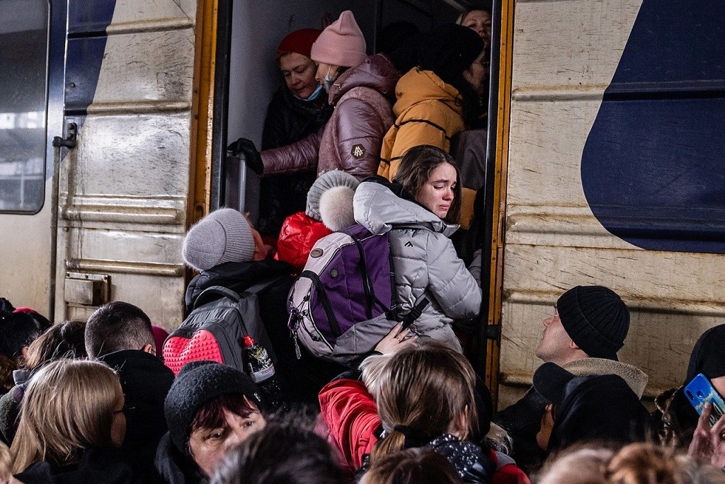 Người dân tụ tập tại một sân ga để lên tàu đi về hướng Tây ở Kiev, Ukraine, ngày 4/3. (Nguồn: CNN)