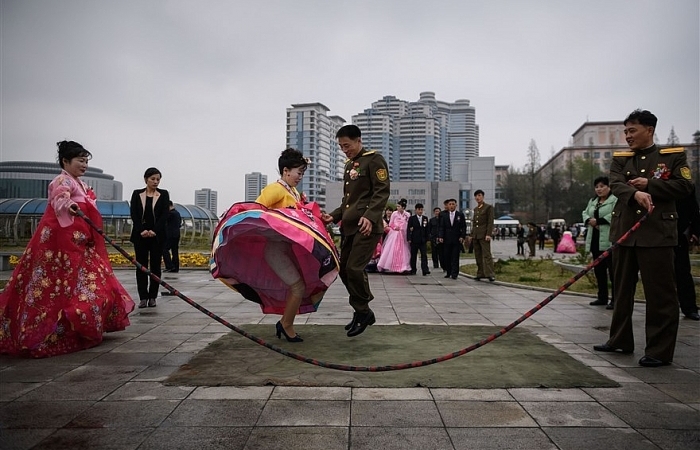 Ảnh ấn tượng trong tuần (21-28/4): Cặp đôi Triều Tiên nhảy dây chụp ảnh cưới