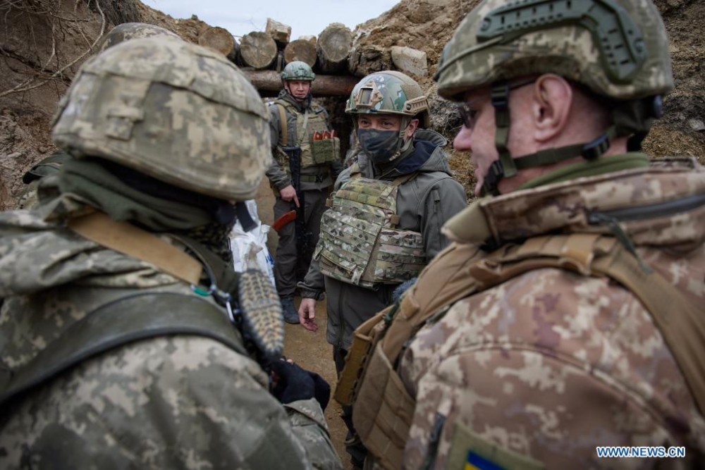 Tổng thống Ukraine Volodymyr Zelensky thị sát chiến trường ở Donbass, miền Đông Ukraine, ngày 8/4. Theo trung tâm báo chí của Tổng thống Ukraine, ông Zelensky đã có chuyến công tác tới Donbass trong bối cảnh căng thẳng leo thang trong khu vực biên giới vớ