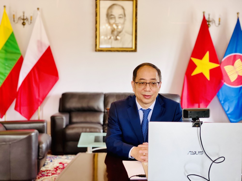 Đại sứ Việt Nam tại Ba Lan Nguyễn Hùng tham dự Hội thảo trực tuyến.