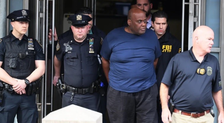 Frank James (62 tuổi), nghi phạm vụ xả súng đã bị cảnh sát bắt giữ tại hạt Manhattan ngày 13/4 vừa qua sau 30 giờ bị truy nã. (Nguồn: NBC News)