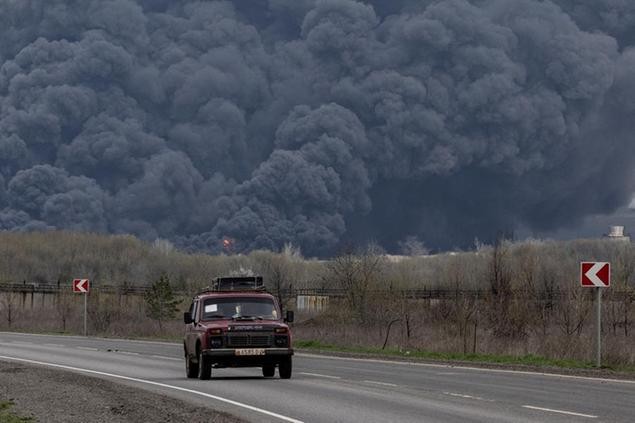 Ảnh ấn tượng tuần (18-24/4): Xung đột Nga-Ukraine, pháo kích ở Mariupol, cháy nhà máy lọc dầu Lysychansk, chạy trốn khỏi Lviv và tên lửa ở Gaza