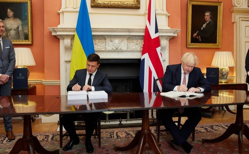 Tổng thống Ukraine Volodymyr Zelensky (trái) và Thủ tướng Anh Boris Johnson ký thỏa thuận về Hợp tác chính trị, thương mại tự do và đối tác chiến lược giữa hai nước, ngày 8/10/2020.