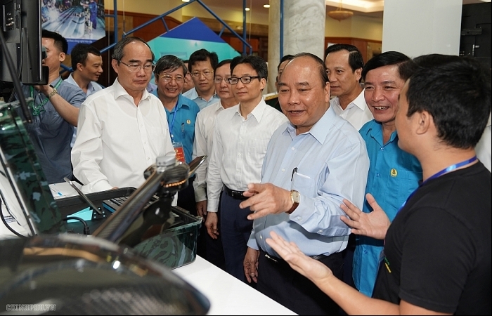 Thủ tướng Nguyễn Xuân Phúc đối thoại với công nhân kỹ thuật cao