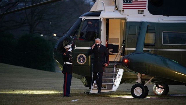 Ông Biden bước xuống từ trực thăng đậu ở bãi cỏ phía nam Nhà Trắng hồi tháng 2 (Ảnh: AFP).