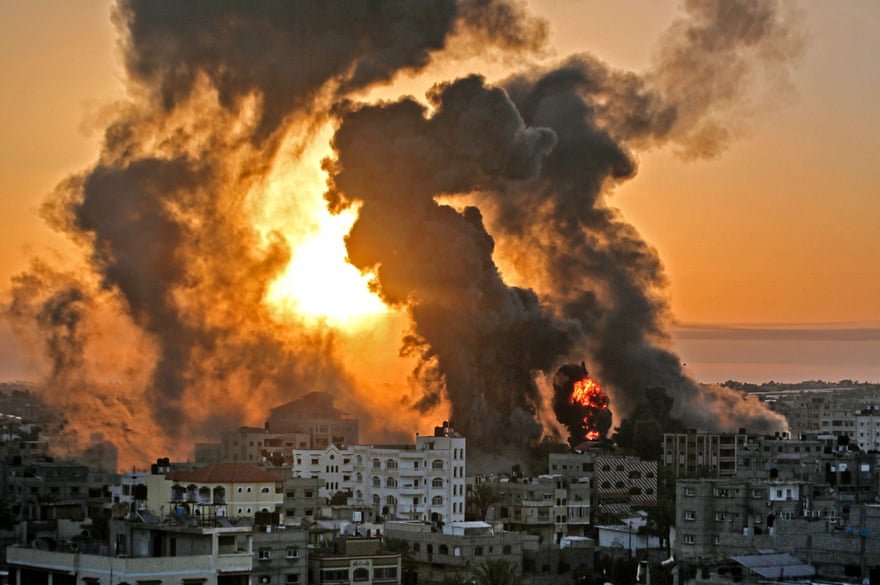 Ảnh ấn tượng tuần 10 16/5: Choáng với khói lửa rocket giữa Israel-Palestine ở Dải Gaza, nỗi đau Covid-19 và xả súng tại Nga