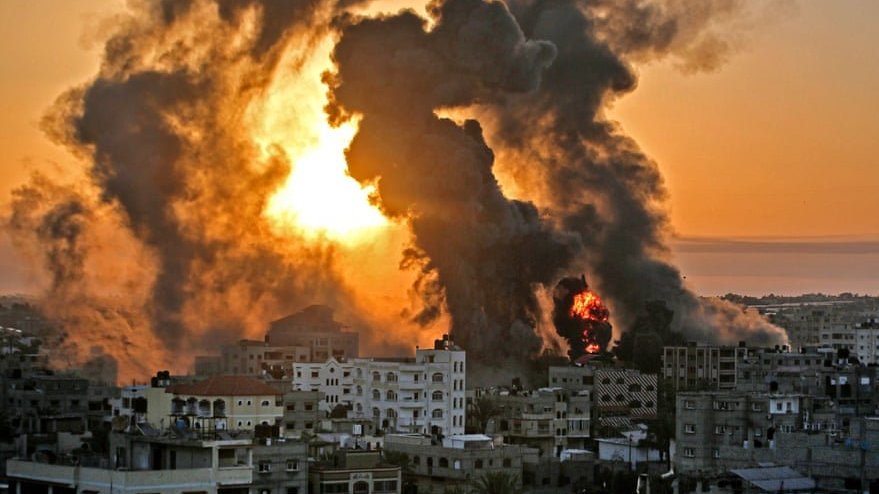 Ảnh ấn tượng tuần 10-16/5: Sốc với khói lửa bom đạn giữa Israel-Palestine ở Dải Gaza, nỗi đau Covid-19 và xả súng tại Nga