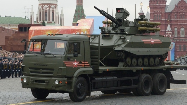 Robot chiến đấu Uran-9 nằm trên lưng một xe tải quân sự tham gia duyệt binh ở Moscow, Nga (Ảnh: Sputnik).