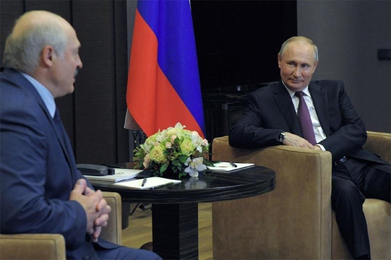 Tổng thống Nga Putin (bên phải) và Tổng thống Belarus Lukashenko trong cuộc gặp ngày 28/5 tại Sochi. (Nguồn: Reuters)