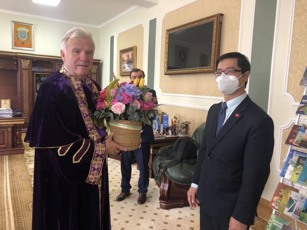 Đại sứ Việt Nam tại Ukraine thăm Học viện NUBIP