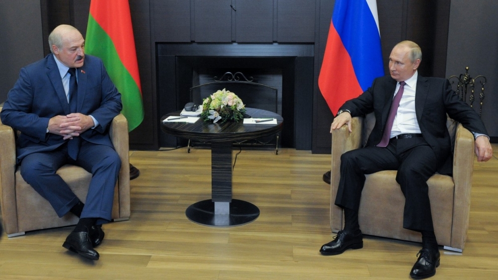 Tổng thống Nga Vladimir Putin (bên phải) mỉm cười trong cuộc gặp với người đồng cấp Belarus Alexander Lukashenko tại Sochi, Nga. Cuộc gặp diễn ra trong bối cảnh thế giới đang phản đối mạnh mẽ vụ Belarus buộc máy bay chở khách của hãng hàng không Ryanair 