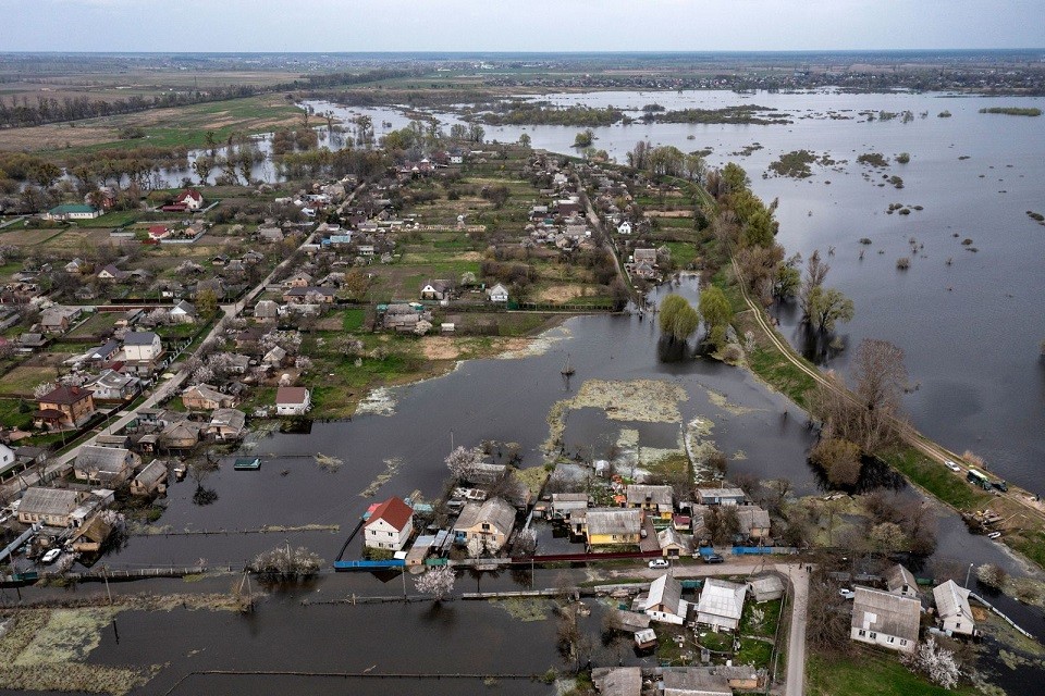 Xung đột Nga-Ukraine: Ngôi làng Demydiv, Ukraine, bị ngập lụt, ngày 25/4. Ukraine cố tình xả nước từ một đập thủy điện để ngăn chặn bước tiến của quân Nga. (Nguồn: The New York Times)