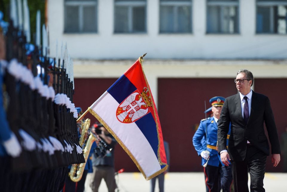 Tổng thống Serbia Aleksandar Vucic tham dự triển lãm Shield 2022 tại một sân bay quân sự ở Batajnica, gần Belgrade, Serbia, ngày 30/4. (Nguồn: Reuters)