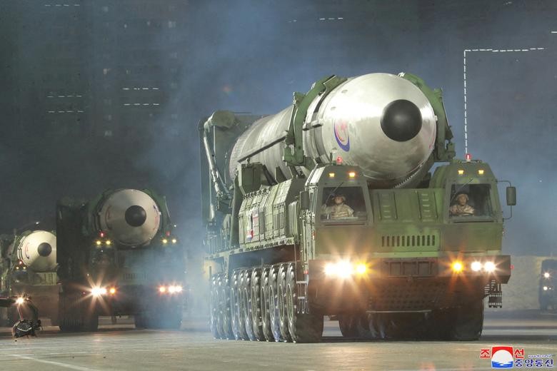 Tên lửa đạn đạo xuyên lục địa Hwasong-17 tham gia cuộc duyệt binh nhân kỷ niệm 90 năm ngày thành lập Quân đội cách mạng nhân dân Triều Tiên tại Bình Nhưỡng, Triều Tiên, tối 26/4. (Nguồn: KCNA)