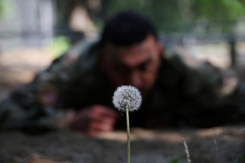 Ảnh ấn tượng tuần (2-8/5): Xung đột Nga-Ukraine, di cư khỏi Mariupol, nhà máy thép hứng bom đạn, bão cát dữ dội tại Iraq