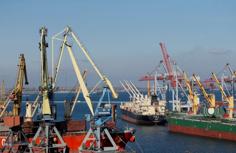 Xung đột tại Ukraine, cấm vận dầu, công ty bảo hiểm hàng hải rơi vào thế khó. (Nguồn: Reuters)