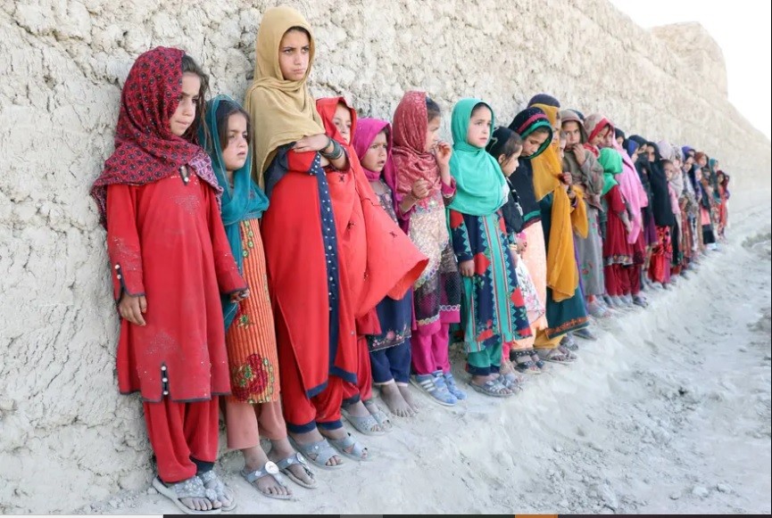 Trẻ em tham dự một sự kiện giáo dục ở Kandahar, Afghanistan do Pen Path tổ chức. Đây là một sáng kiến xã hội dân sự nhằm cung cấp giáo dục cho trẻ em ở những khu vực không có trường học tại Afghanistan. (Nguồn: EPA) 32/