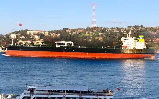 Tàu chở dầu mang cờ Hy Lạp Prudent Warrior, một trong những con tàu bị Iran bắt giữ, qua Istanbul, Thổ Nhĩ Kỳ, ngày 19/4/2019. (Nguồn: AP)