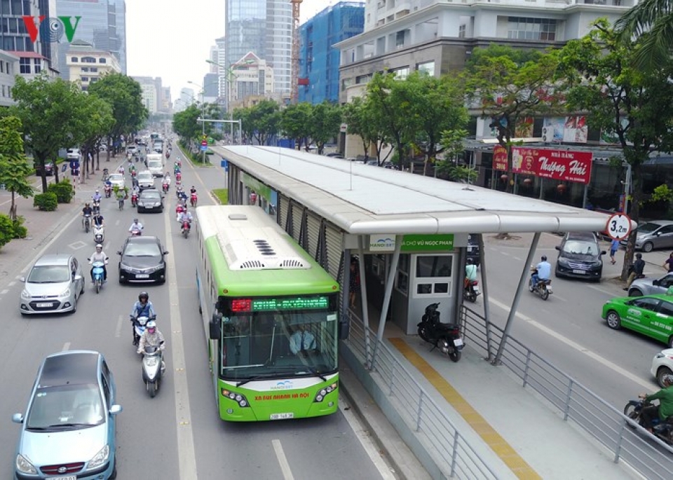 ha noi hon 50 hanh khach di bus brt la can bo cong chuc