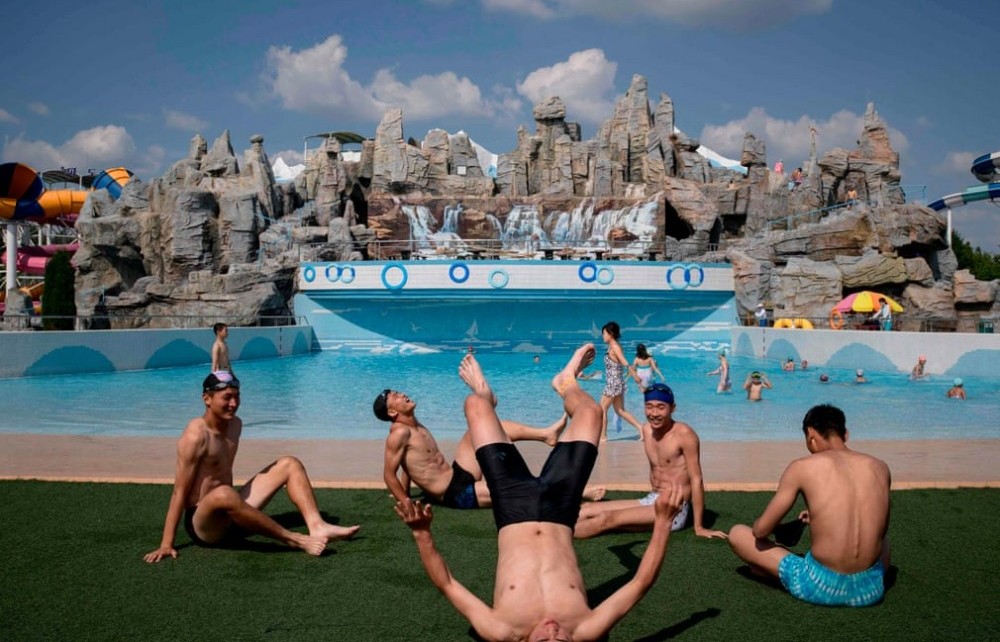 Ảnh ấn tượng trong tuần (16-23/6): Người Triều Tiên thư giãn tại bể bơi sang chảnh