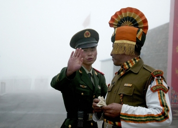 Gia tăng căng thẳng, Ấn Độ, Trung Quốc 'vác' vũ khí hạng nặng đến gần khu vực biên giới