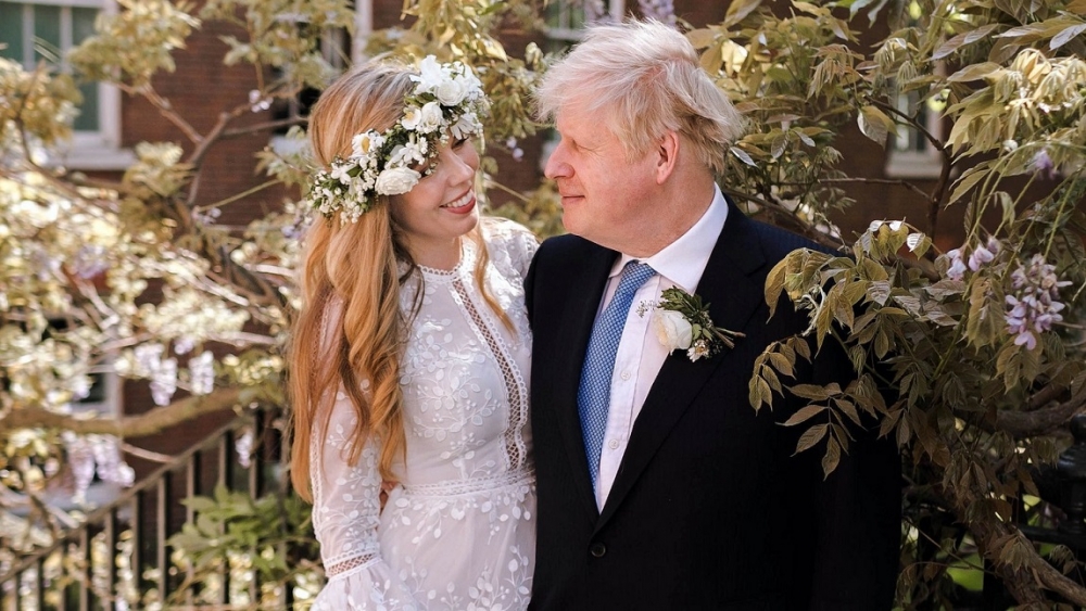 Thủ tướng Anh Boris Johnson và vợ, Carrie, sau đám cưới bí mật của cặp đôi tại Nhà thờ Westminster ở London, ngày 29/5. Hôn lễ được Thủ tướng Anh và vợ tổ chức bí mật với sự tham dự của số ít người thân, bạn bè và báo giới. (Nguồn: Reuters) 