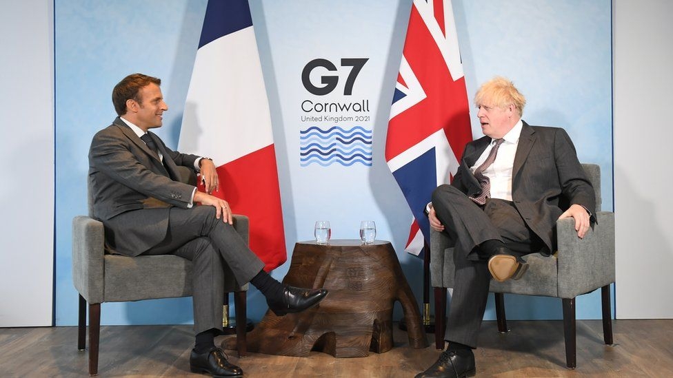 Tổng thống Pháp Macron (bên trái) và Thủ tướng Anh Johnson trong cuộc gặp bên lề Hội nghị thượng đỉnh G7 tại London, ngày 12/6. (Nguồn: BBC)