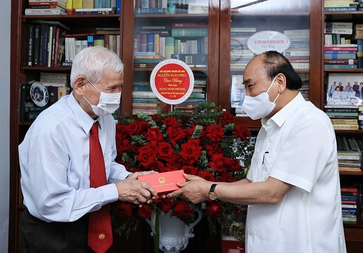 Chủ tịch nước đã tới thăm Nhà báo lão thành Đặng Minh Phương. (Nguồn: TTXVN)