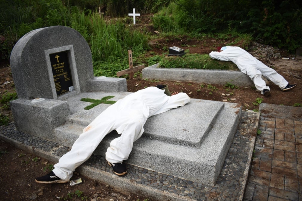 Các công nhân làm dịch vụ tang lễ mệt mỏi nằm nghỉ tại một nghĩa trang dành riêng cho các nạn nhân Covid-19 ở Bandung, Indonesia khi số ca mắc và tử vong do dịch bệnh tại quốc gia Đông Nam Á tăng cao. (Nguồn: Getty)