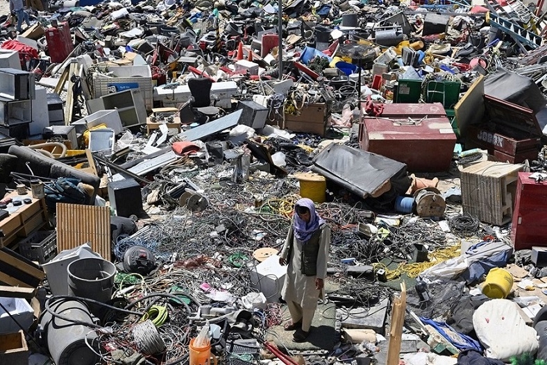 Người đàn ông tìm kiếm những món đồ có giá trị tại bãi rác tái chế gần Căn cứ Không quân Bagram, ở Bagram, Afghanistan, ngày 17/6. (Nguồn: Getty)