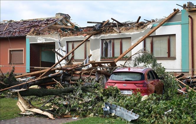 Nhà cửa và tài sản bị phá hủy do lốc xoáy và mưa đá ở vùng Nam Moravia, Đông Nam CH Séc ngày 25/6/2021. Ảnh: AFP/TTXVN