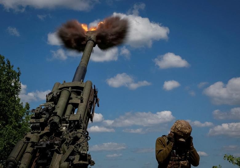 Binh sĩ Ukraine bắn đạn từ lựu pháo M777 gần chiến tuyến ở vùng Donetsk, ngày 6/6. (Nguồn: Reuters)