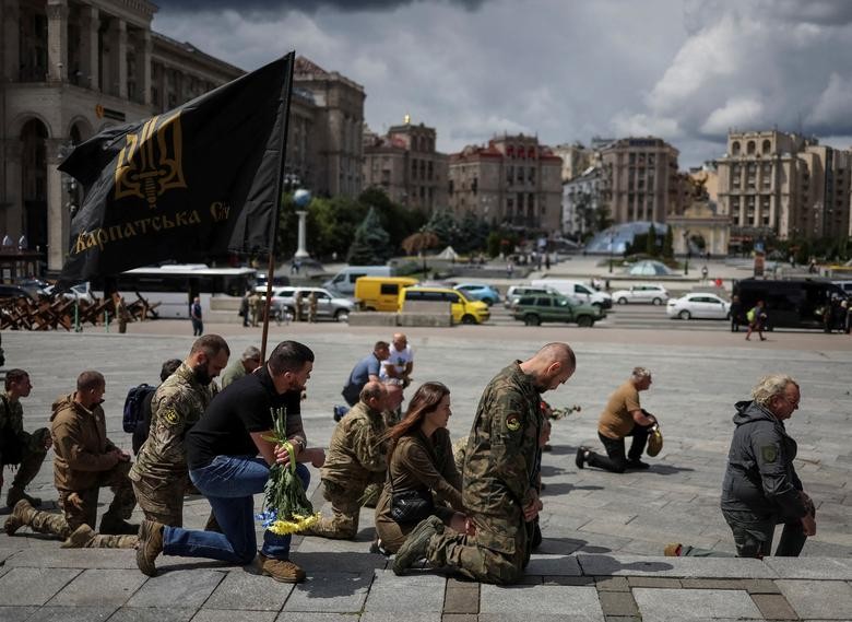 Ảnh ấn tượng tuần (19-26/6): Điệu nhảy mang tên 'giấc mơ' ở Ukraine, đám cưới trên đống đổ nát tại Đông Jerusalem và Tổng thống Mỹ đi dạo bên bờ biển