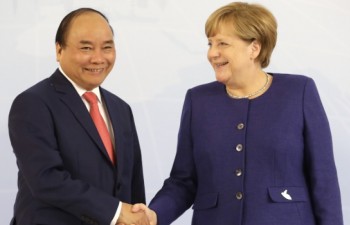 Prime Minister Nguyen Xuan Phuc talks with German counterpart