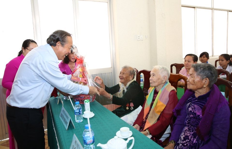 Phó Thủ tướng Trương Hòa Bình thăm hỏi các Mẹ Việt Nam anh hùng tại Long An