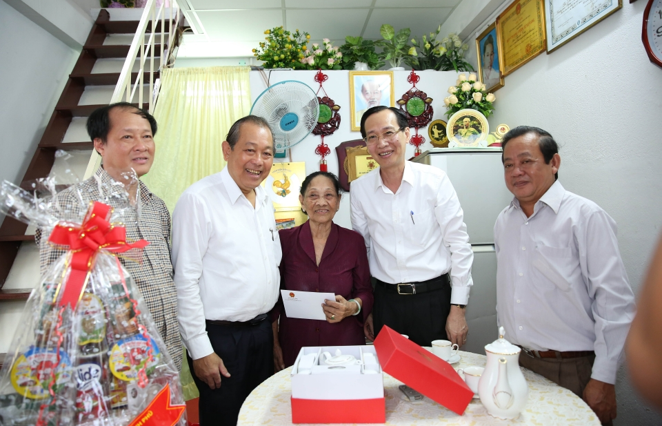 Phó Thủ tướng Thường trực thăm Mẹ Việt Nam anh hùng, liệt sỹ