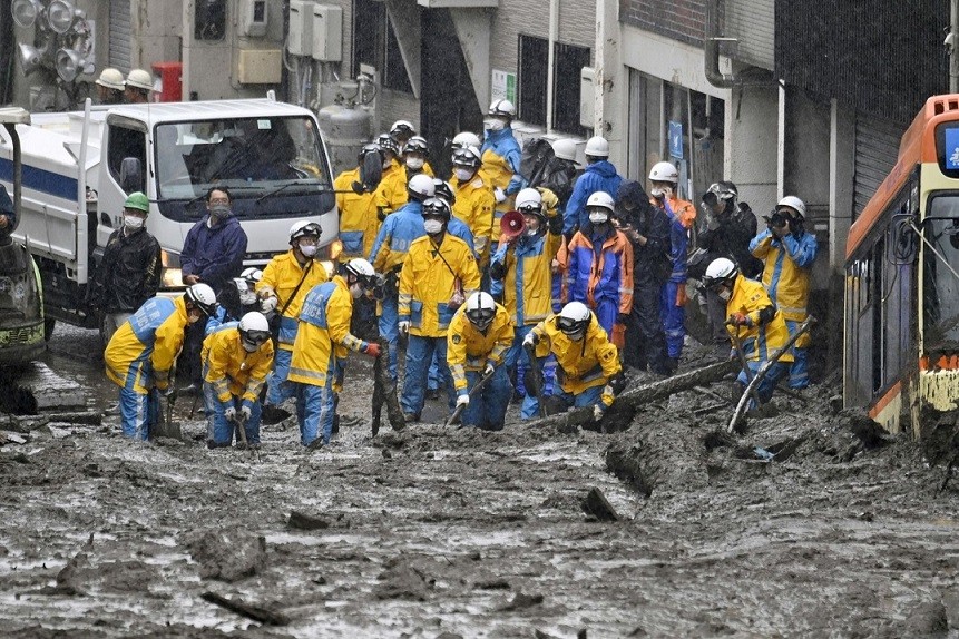 Lực lượng cảnh sát tìm kiếm cứu hộ tại một địa điểm lở đất do mưa lớn ở quận Izusan, Atami, phía Tây Tokyo, Nhật Bản, ngày 4/7. Vụ việc nghiêm trọng khiến ít nhất 2 người thiệt mạng, khoảng 20 người mất tích và nhiều nhà cửa bị cuốn trôi. Nguồn: Kyodo) 