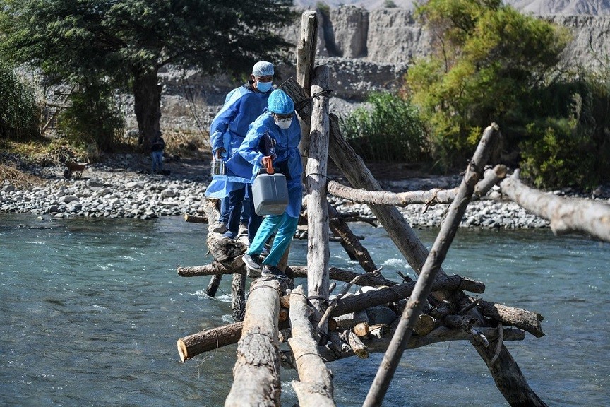 / Nhân viên y tế băng qua sông Camaná để tiêm vaccine ngừa Covid-19 của hãng Pfizer-BioNTech cho người cao tuổi ở Arequipa, Peru, ngày 2/7. (Nguồn: Getty)