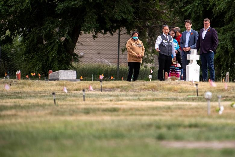 Từ trái qua phải: Cảnh sát trưởng Cadmus Delorme, Thủ tướng Justin Trudeau và Thủ hiến bang Saskatchewan Scott Moe tại nơi 751 ngôi mộ vô danh được phát hiện vào tháng trước ở Cowessess First Nation, Saskatchewan, Canada, ngày 7/7. Những ngôi mộ này sau đ